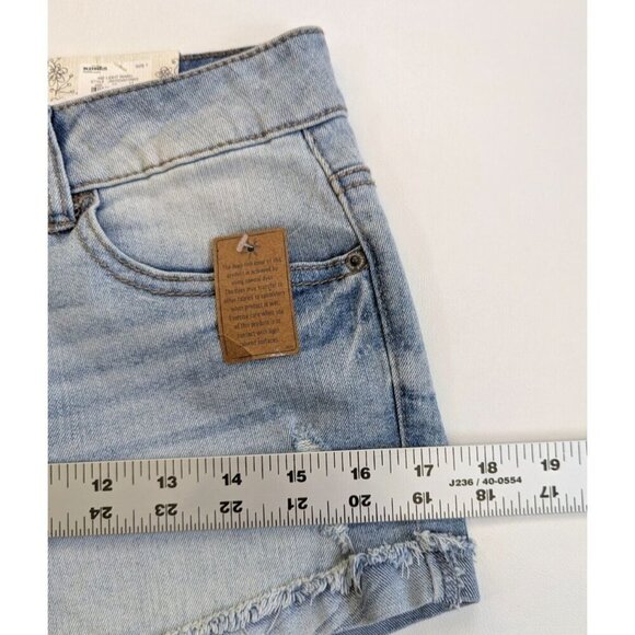 Mudd FLX Shortie Cuffed Shorts Size 7 Low Rise Light Wash Denim NWT - Picture 5 of 7